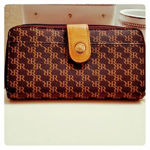 Rioni Isla Button Zip Wallet (Aristo)